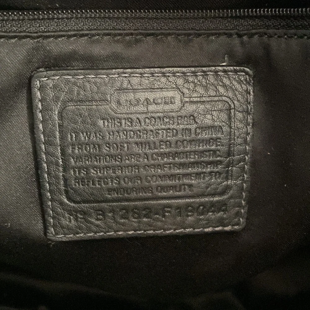 Top handle black leather COACH bag with divided interior pockets - Picture 6 of 7